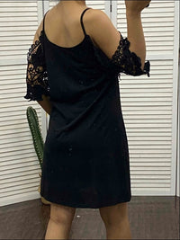 Schwarzes Spitzenkleid Damen, ärmellos, elegant, Sommermode, Rückansicht, Kaktus im Hintergrund.