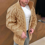 Mann trägt beige Strickjacke mit Zopfmuster, Holzknöpfen, über weißem T-Shirt, modisch, warm.