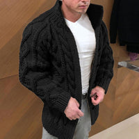 Mann in schwarzer Strickjacke, Zopfmuster, Reißverschluss, modisch, warm, Herrenmode.