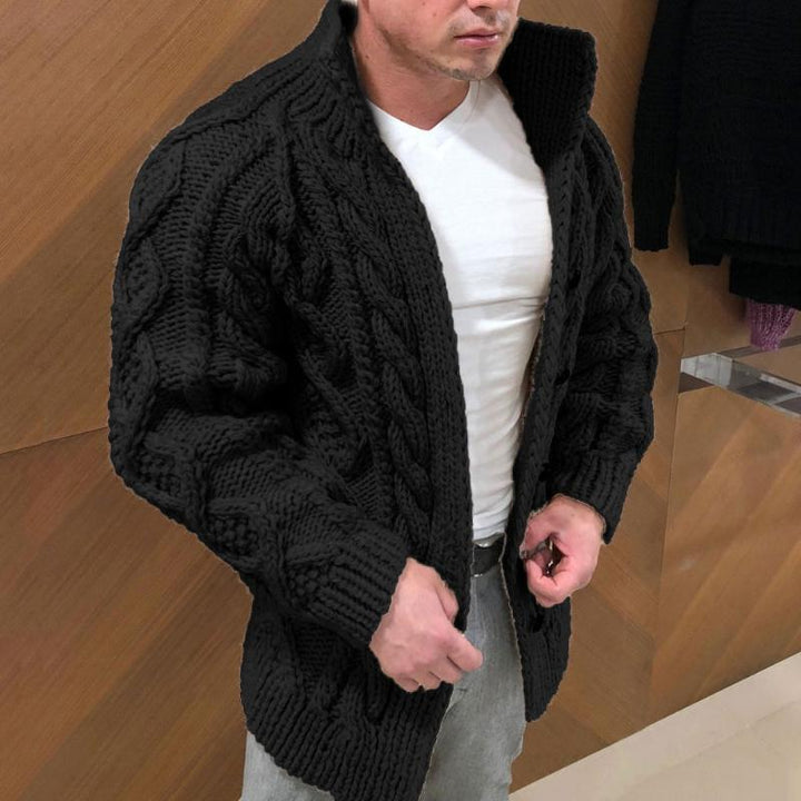 Mann in schwarzer Strickjacke, Zopfmuster, Reißverschluss, modisch, warm, Herrenmode.