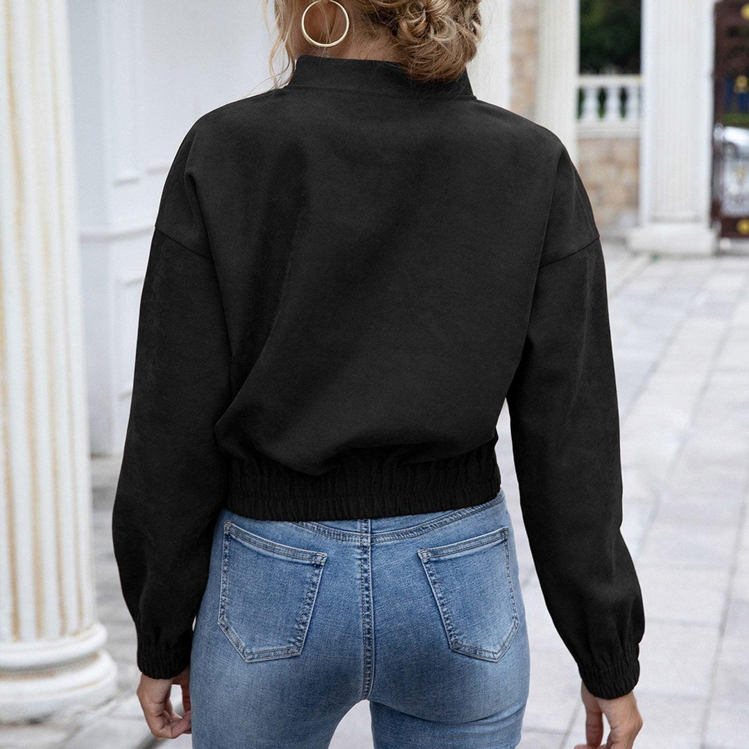 Frau in schwarzer Bomberjacke und blauer Jeans, Rückansicht, modisch, lässig, urbaner Stil.