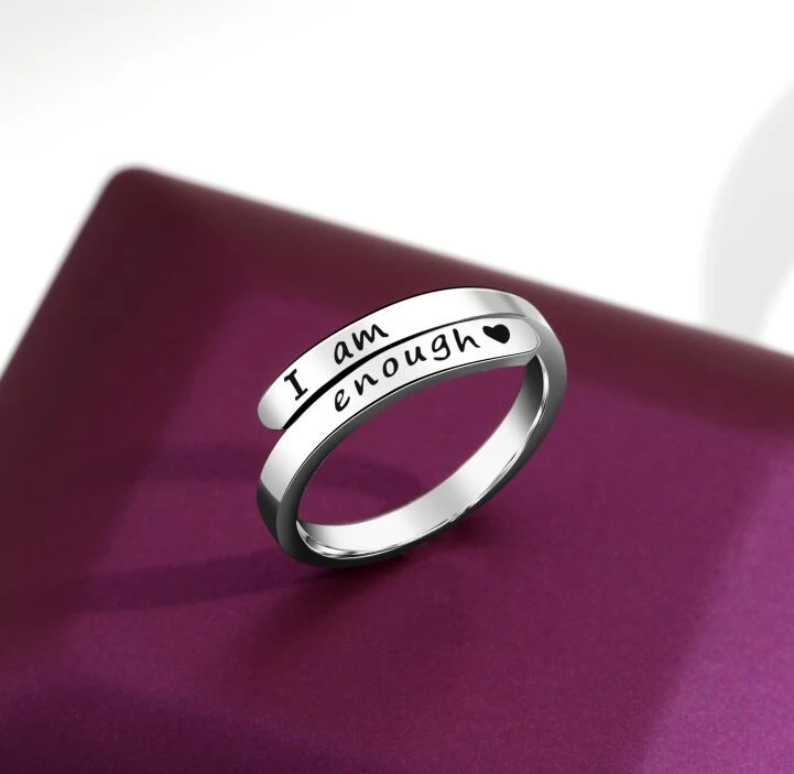 Silberner Ring mit Gravur "I am enough", Herzsymbol, minimalistisches Schmuckdesign.