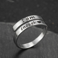 Silberner Ring mit Gravur "I am enough", Herzsymbol, Edelstahl, minimalistisches Design.