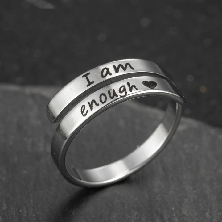 Silberner Ring mit Gravur "I am enough", Herzsymbol, Edelstahl, minimalistisches Design.