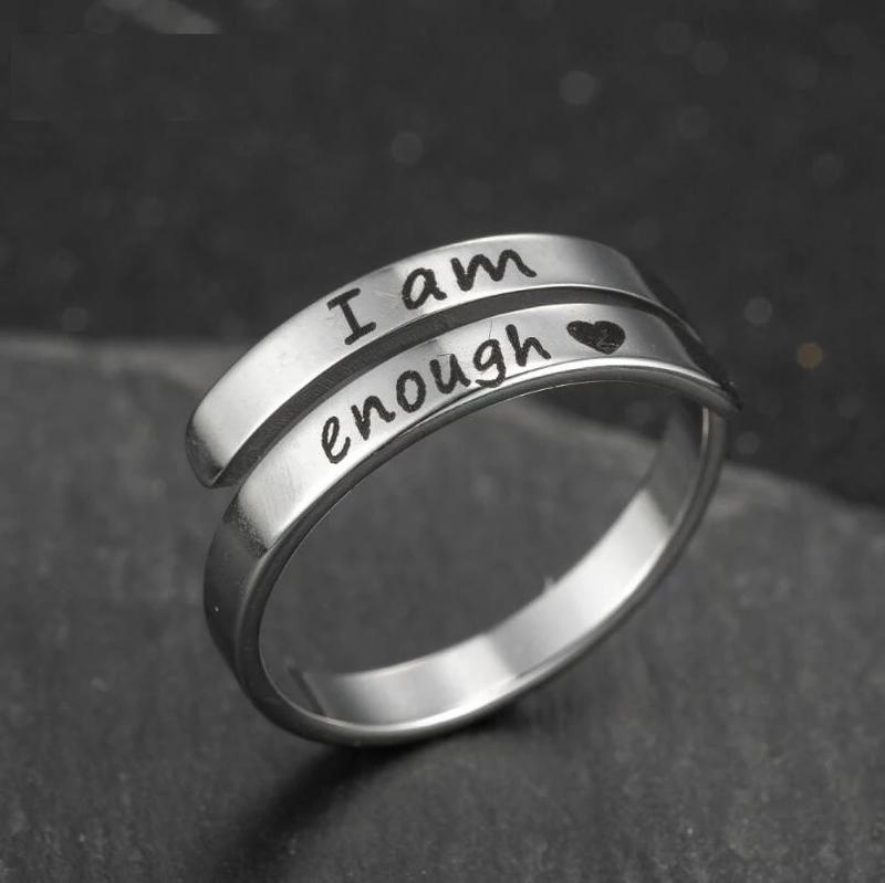 Silberner Ring mit Gravur "I am enough", Herzsymbol, Edelstahl, minimalistisches Design.