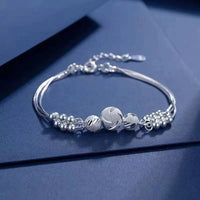 Silberarmband mit Kugelanhängern, elegantes Design, Schmuck für Damen, Geschenkidee.