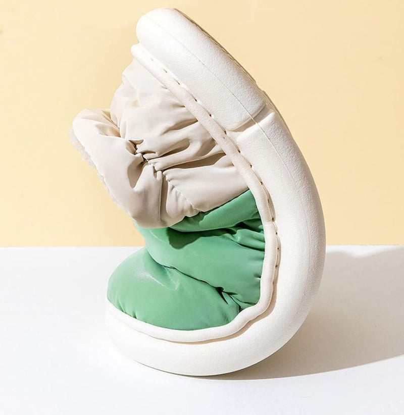 Beige-grüne Babyhausschuhe, weiches Material, rutschfeste Sohle, Neugeborene, bequem.