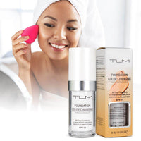 Frau mit Handtuch auf dem Kopf trägt TLM Farbwechsel-Foundation auf, rosa Make-up-Schwamm.