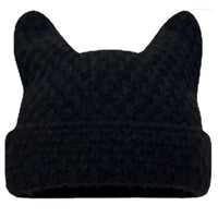 Schwarze Strickmütze mit Katzenohren, Unisex, Wintermode, warm, stylisch, Accessoire.