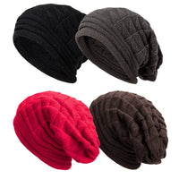 Vier gestrickte Beanies in Schwarz, Grau, Rot und Braun, Wintermützen für Damen und Herren.