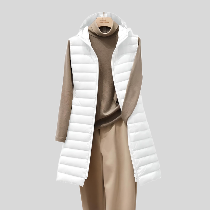 Weiße Damen-Steppweste mit Kapuze, beige Pullover, modische Herbstbekleidung.