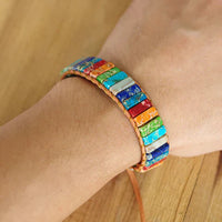 Bunte Armband aus Naturstein, handgefertigt, Unisex-Schmuck, Lederband, Boho-Stil.