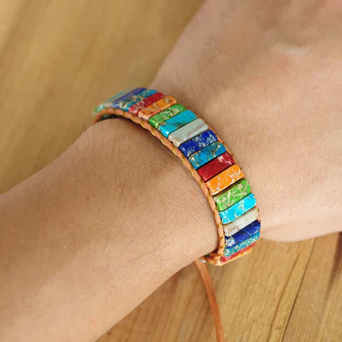 Bunte Armband aus Naturstein, handgefertigt, Unisex-Schmuck, Lederband, Boho-Stil.