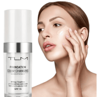 TLM Foundation, farbwechselnd, SPF 15, für makellosen Teint, 30ml, Frau trägt Make-up auf.