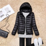 Schwarze Daunenjacke mit Kapuze, Damenmode, warm, leicht, stilvoll, Herbst-Winter-Outfit.