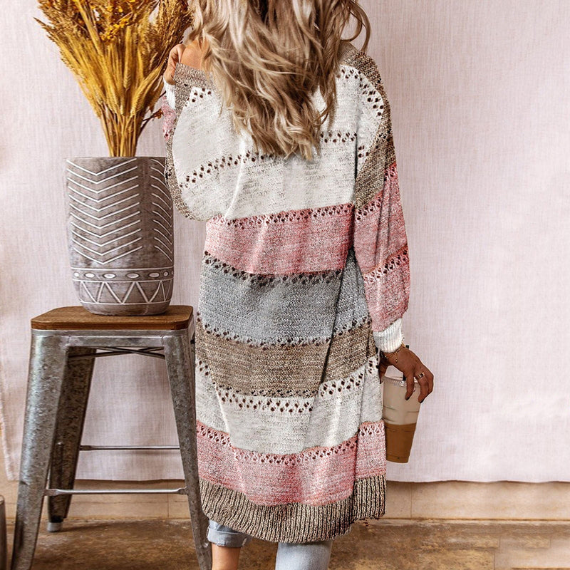 Frau in gestreiftem Strickcardigan, beige-rosa-grau, mit Kaffeebecher, Herbstmode.