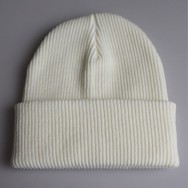 Weiße Strickmütze aus Wolle, unisex, warm, modisch, ideal für Winter, geripptes Design.