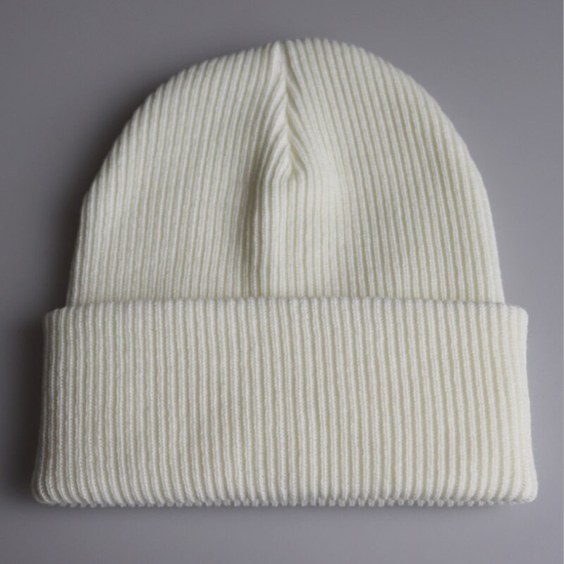 Weiße Strickmütze aus Wolle, unisex, warm, modisch, ideal für Winter, geripptes Design.