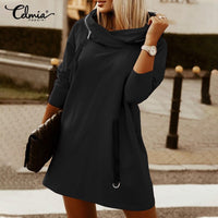 Frau in schwarzem Kapuzenkleid, Celmia Mode, elegantes Design, Herbstmode, Damenbekleidung.