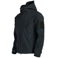 Schwarze Softshell-Jacke mit Kapuze, wasserabweisend, Reißverschlusstaschen, Outdoor-Bekleidung.