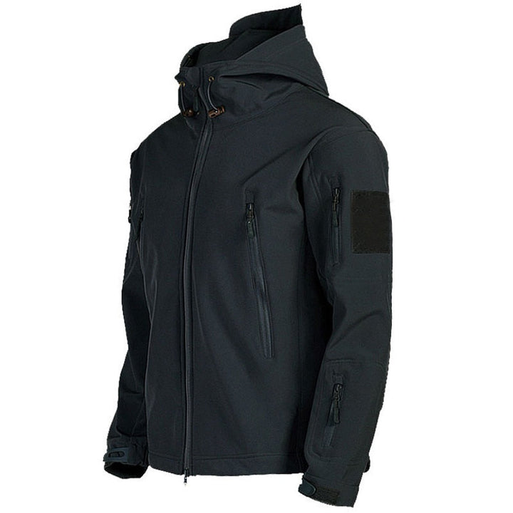 Schwarze Softshell-Jacke mit Kapuze, wasserabweisend, Reißverschlusstaschen, Outdoor-Bekleidung.