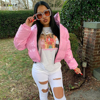 Frau in rosa Daunenjacke, zerrissene weiße Jeans, große Sonnenbrille, modischer Streetstyle.