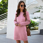 Frau in rosa Sweatshirtkleid, Sonnenbrille, braune Tasche, lässiger Stil, draußen.