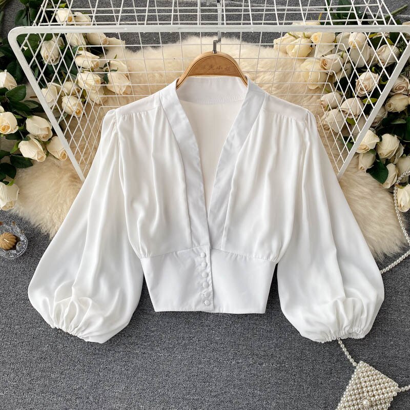 Weiße Bluse mit Puffärmeln, V-Ausschnitt, Knopfleiste, elegantes Design, Damenmode.