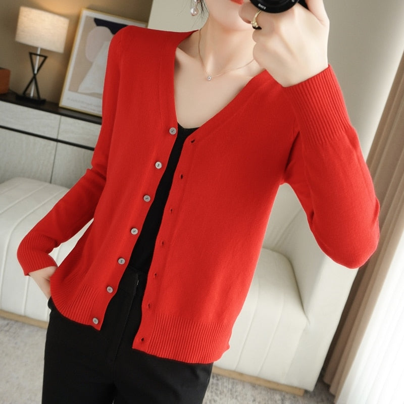 Roter Damen-Cardigan aus Baumwolle, V-Ausschnitt, Knopfleiste, modisch, elegant.