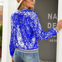 Frau in blauer Paillettenjacke, Jeans, Sonnenhut, modisch, glamourös, Outdoor.