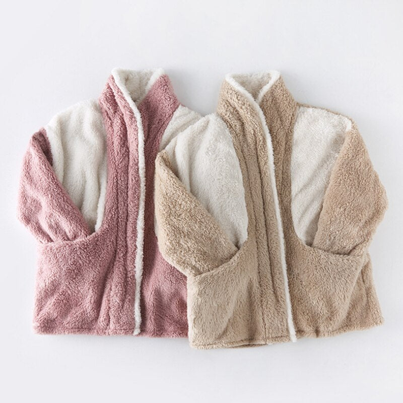 Zwei flauschige Fleecejacken, rosa und beige, für Damen, warm, gemütlich, modisch.