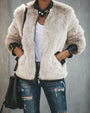 Damen Kunstpelzjacke beige, Lederdetails, modisch, warm, Wintermode, Streetstyle.