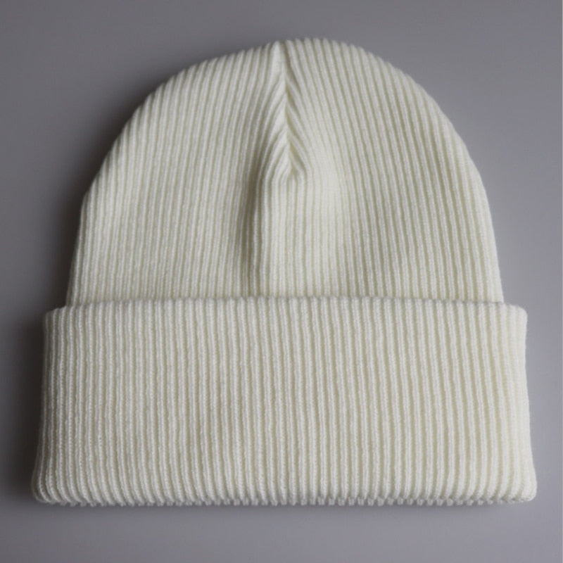 Weiße Strickmütze aus Wolle, unisex, warm, modisch, ideal für Winter, geripptes Design.