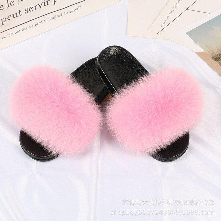 Rosa flauschige Pelzhausschuhe auf schwarzer Sohle, Damenmode, gemütliche Pantoffeln.