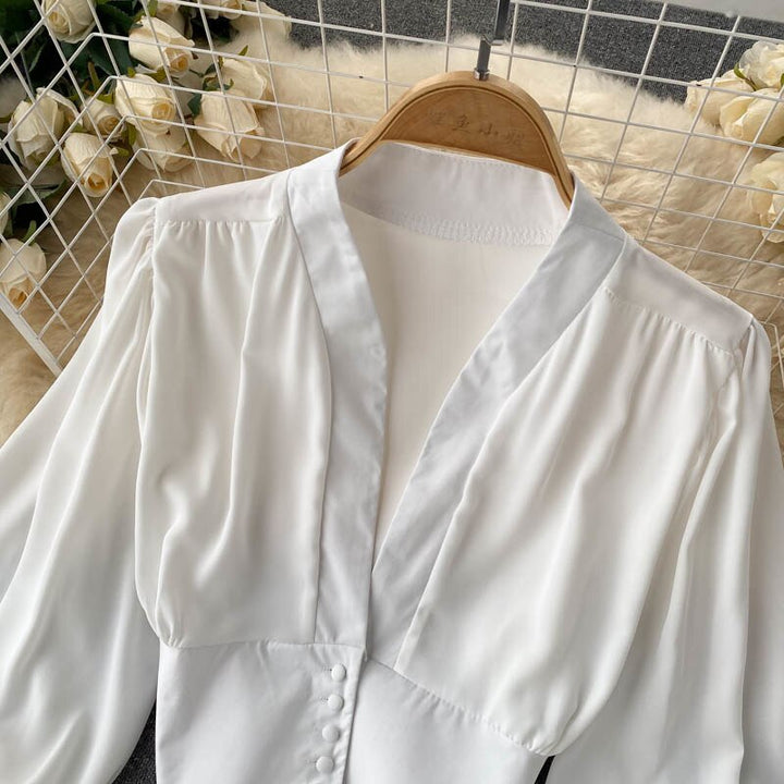 Weiße Bluse aus Satin mit V-Ausschnitt und Knopfleiste, elegant und stilvoll für Damenmode.