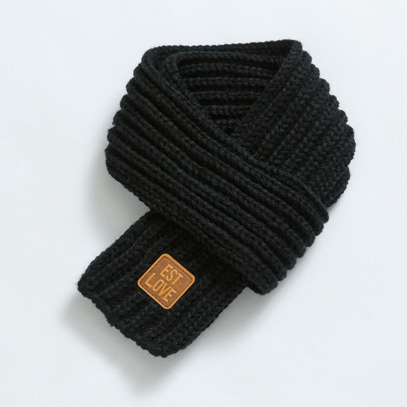 Schwarzer Strickschal mit Lederetikett, warm, modisch, Unisex, Winteraccessoire.