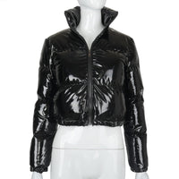 Schwarze glänzende Damen Steppjacke, Reißverschluss, Wintermode, modisch, warm, elegant.