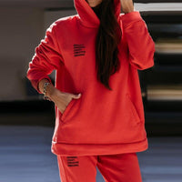 Roter Damen-Hoodie und Jogginghose Set, gemütlich, modisch, Freizeitkleidung.