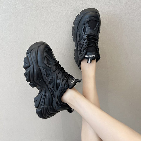 Schwarze Damen-Sneaker, stilvoll, bequem, mit dicker Sohle, ideal für Freizeitkleidung.