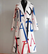 Weißer Mantel mit buntem Buchstabenmuster, Damenmode, Herbstkollektion, stilvoller Look.