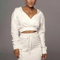 Frau in weißem Kapuzen-Crop-Top und Rock, Freizeitmode, elegantes Design, Damenbekleidung.