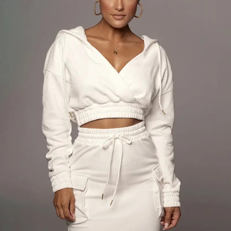 Frau in weißem Kapuzen-Crop-Top und Rock, Freizeitmode, elegantes Design, Damenbekleidung.