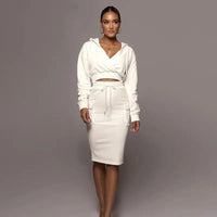 Frau in weißem Hoodie-Kleid, elegantes Design, Freizeitmode, Damenbekleidung, Studioaufnahme.