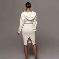 Frau in weißem Kapuzenkleid, Rückansicht, elegantes Design, knielang, langärmlig, modisch.