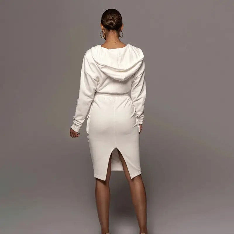 Frau in weißem Kapuzenkleid, Rückansicht, elegantes Design, knielang, langärmlig, modisch.