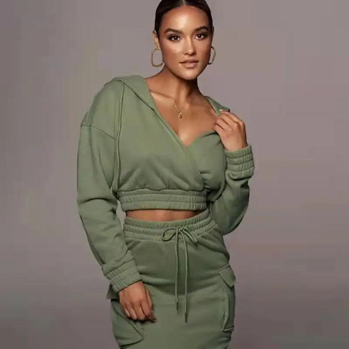 Frau in grünem Kapuzenpullover und Rock-Set, Freizeitmode, elegantes Design.