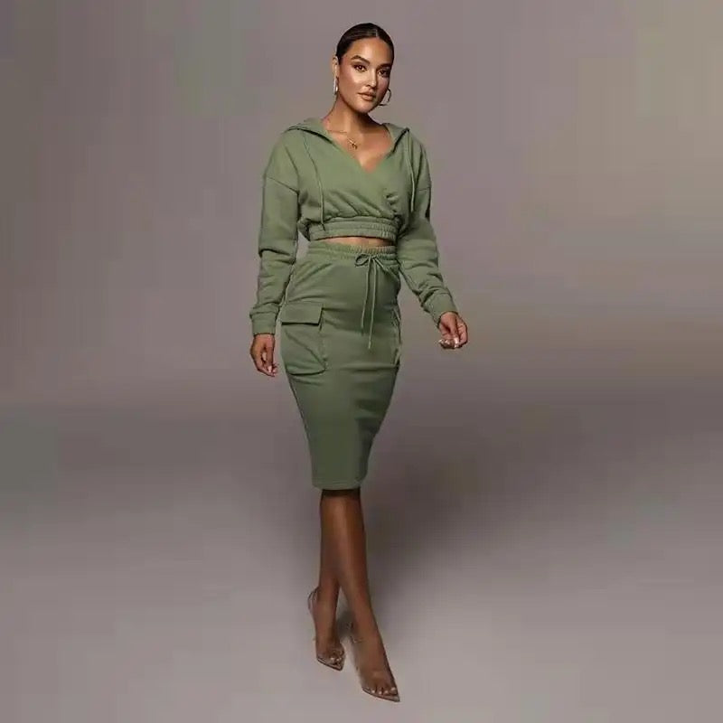 Frau in olivgrünem Hoodie-Kleid, modisch, elegant, Freizeitkleidung, Damenmode.