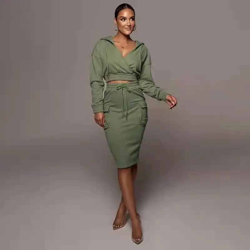 Frau in olivgrünem Hoodie-Kleid, modisch, elegant, Freizeitkleidung, Herbstmode.