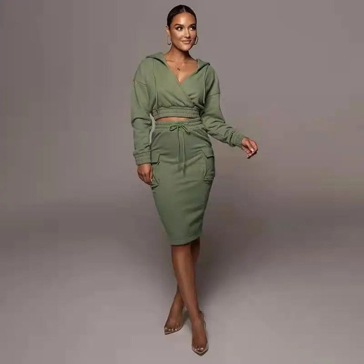 Frau in olivgrünem Hoodie-Kleid, modisch, elegant, Freizeitkleidung, Herbstmode.