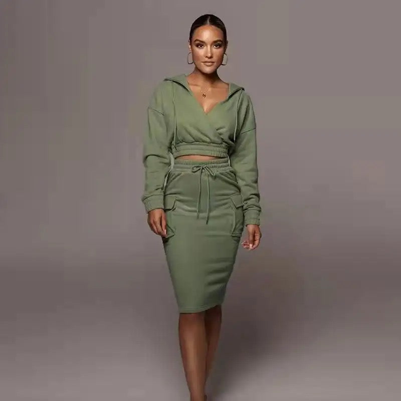 Frau in olivgrünem Kapuzenkleid, figurbetont, modisch, Freizeitkleidung, elegantes Design.